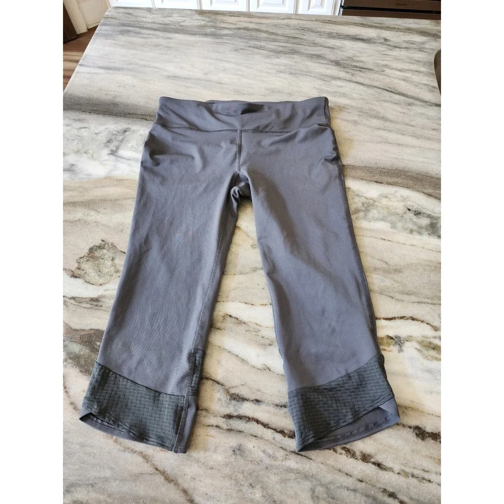 Under Armour HeatGear Gray Compression Capri Leggings Mesh Cuffs Womens Medium